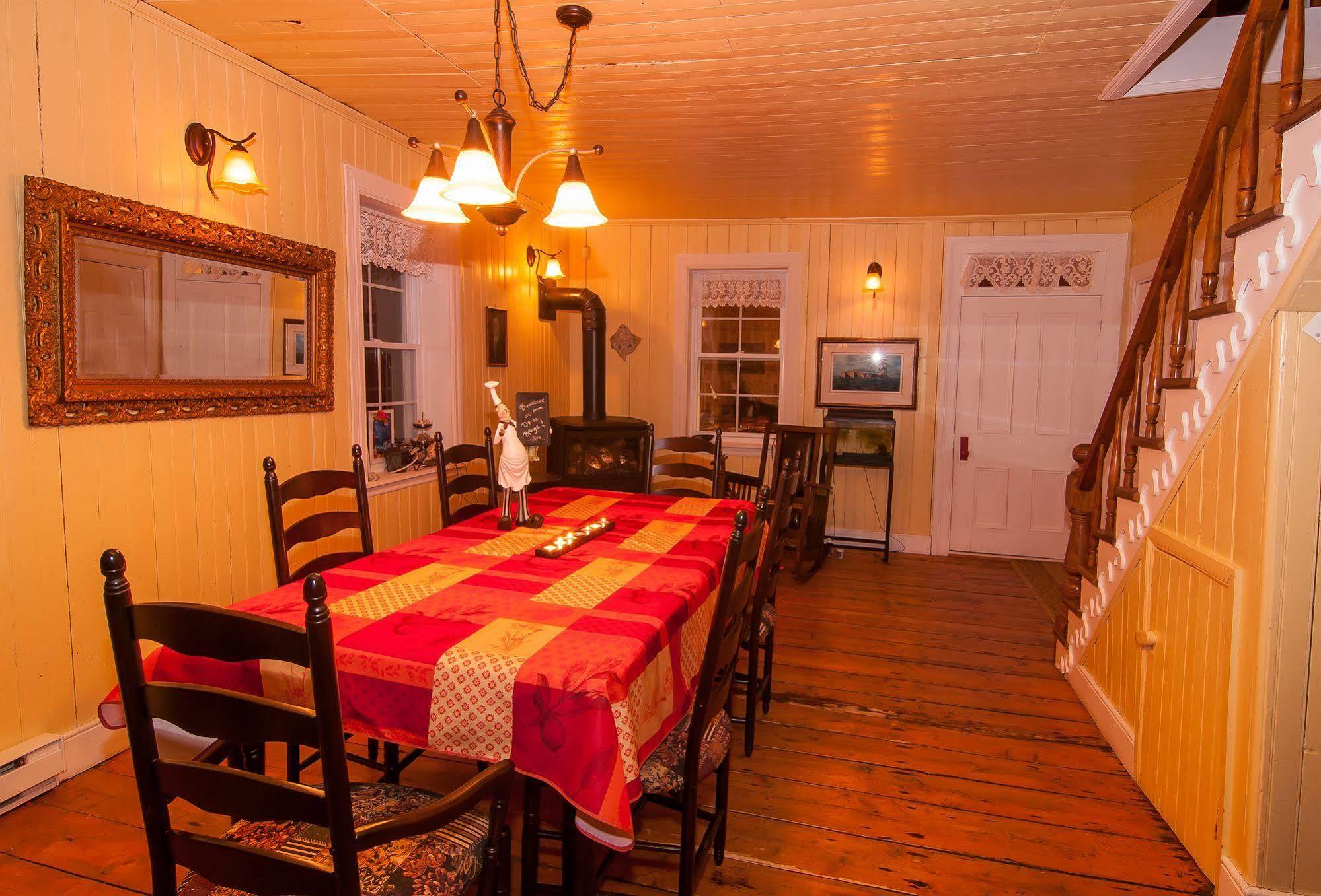 Couette-café Et Centre De Santé Au Coin De La Berge B&b&wellness Centre Percé